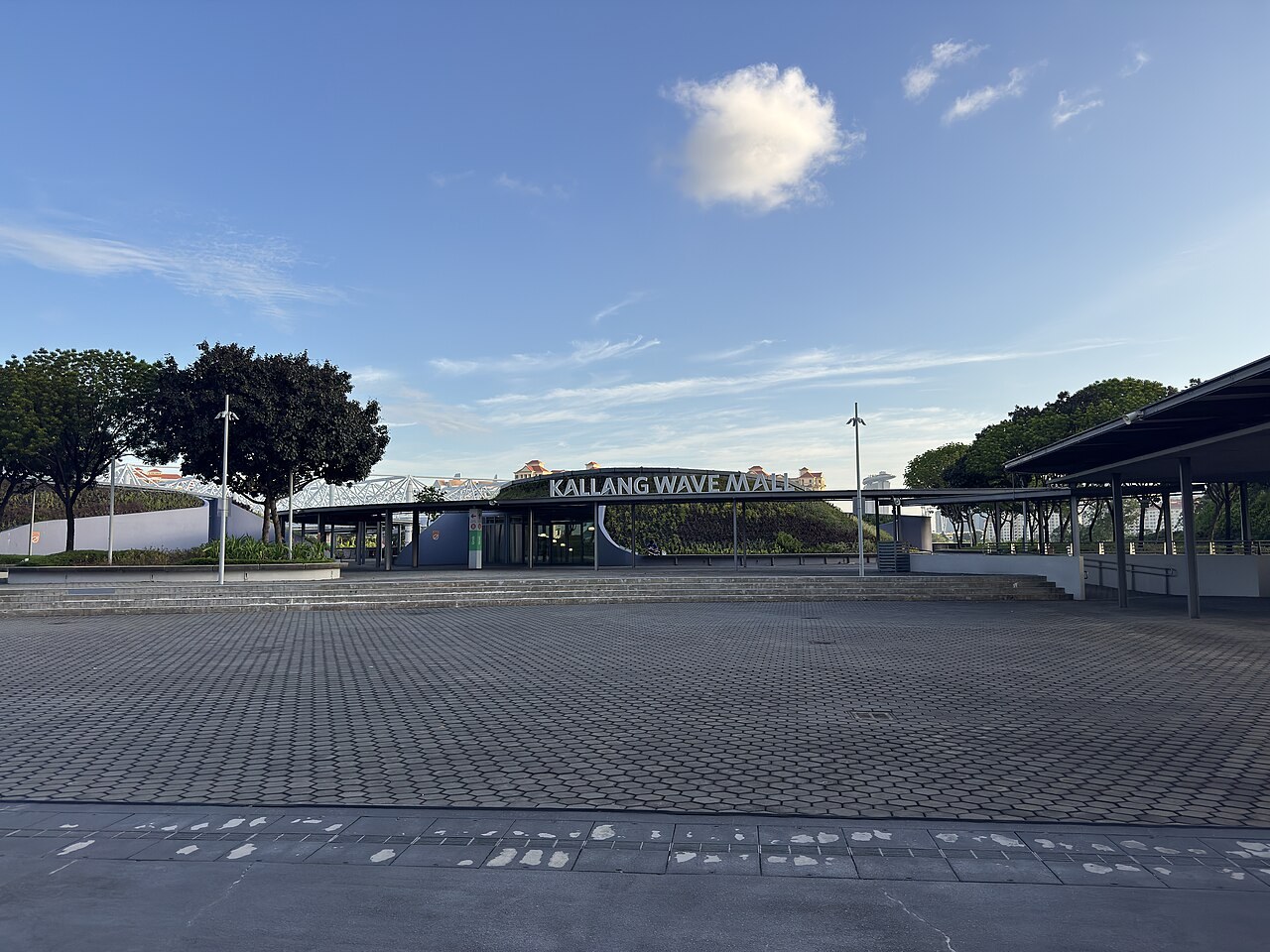 KALLANG WAVE MALLの看板がある建物の入口
