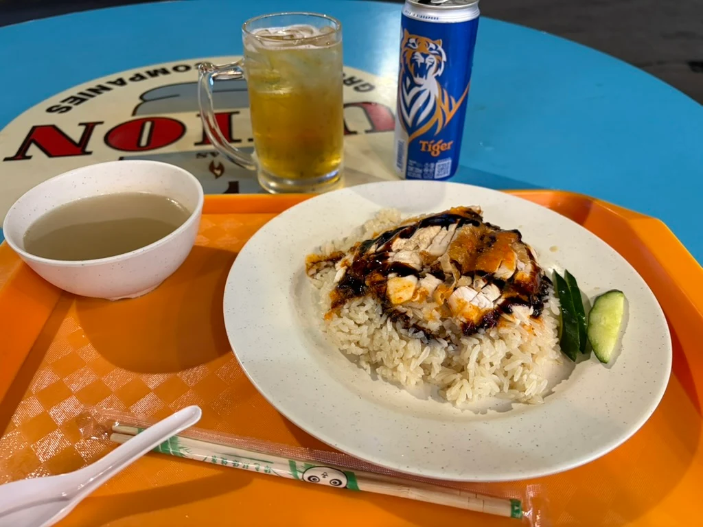 深夜のゲイランで食べたローカルのチキンライスとTiger Beer