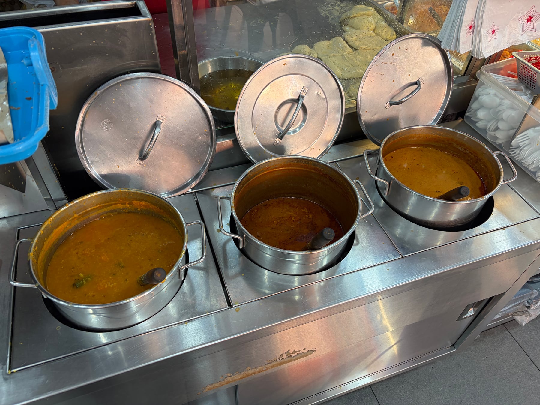 店頭に並ぶカレーの鍋