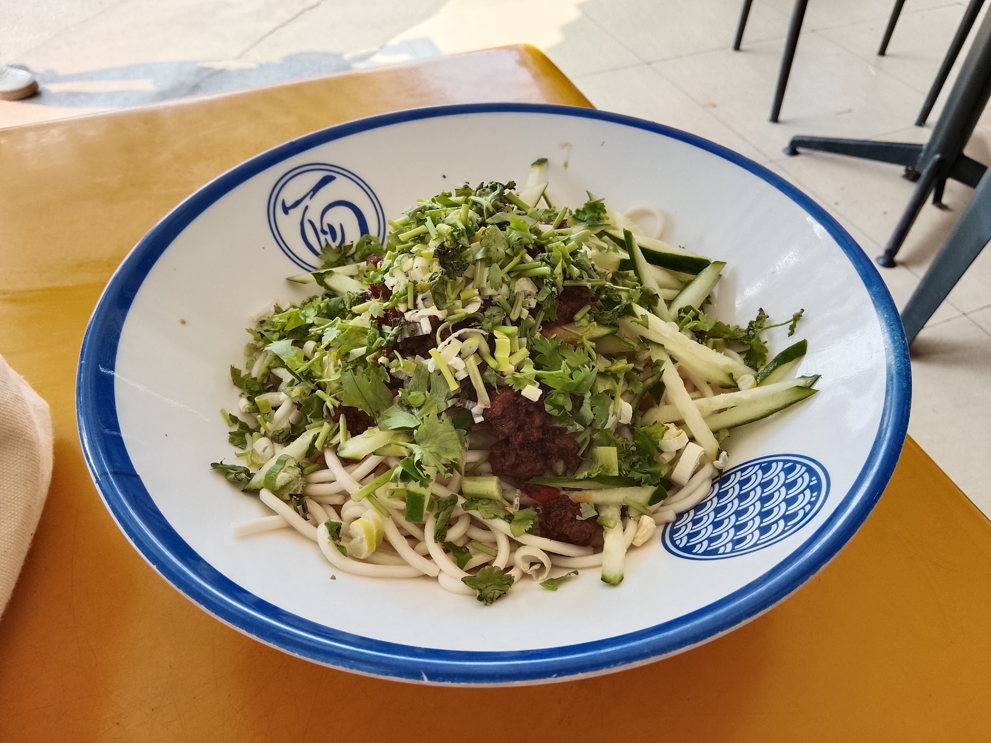 パクチーがたっぷり載ったS$6の中華麺