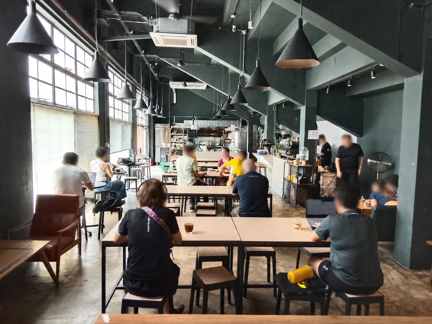 Vernacular Coffeeの広い店内