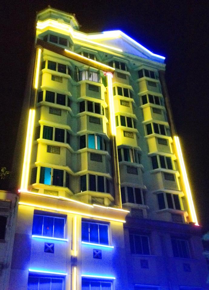 夜のLorong 15 Geylangに立つ建物