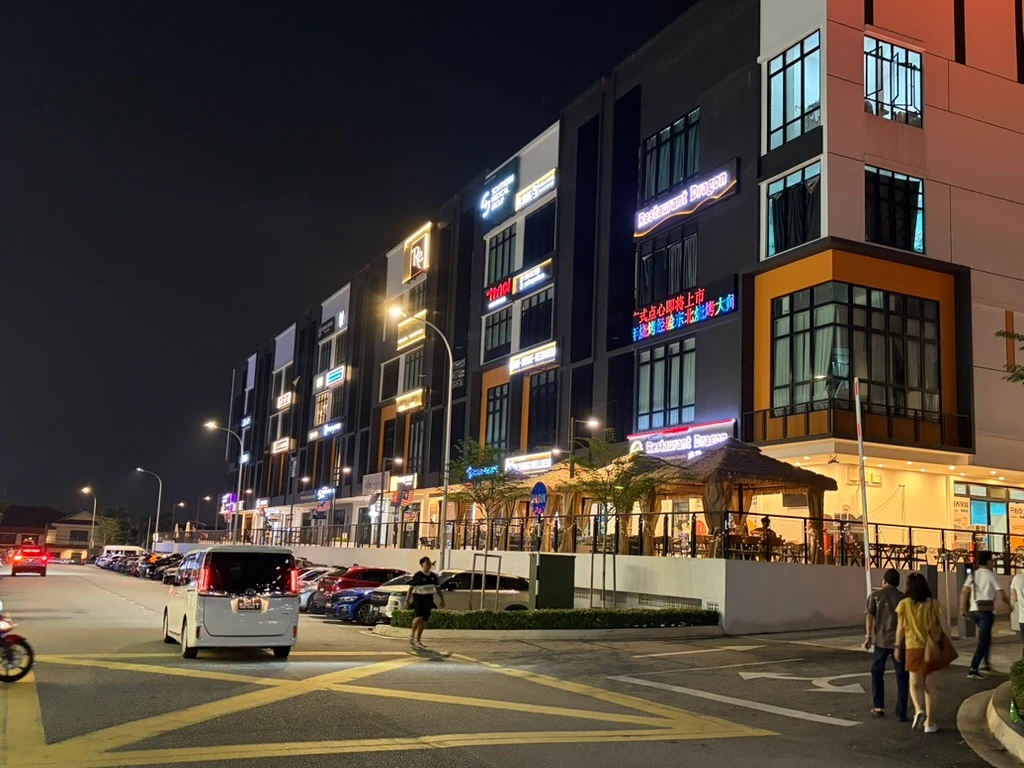 Taman Pelangiの夜の街並み