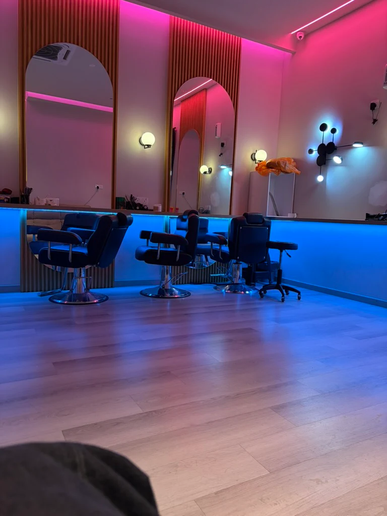 YESIDO SALONの待合室