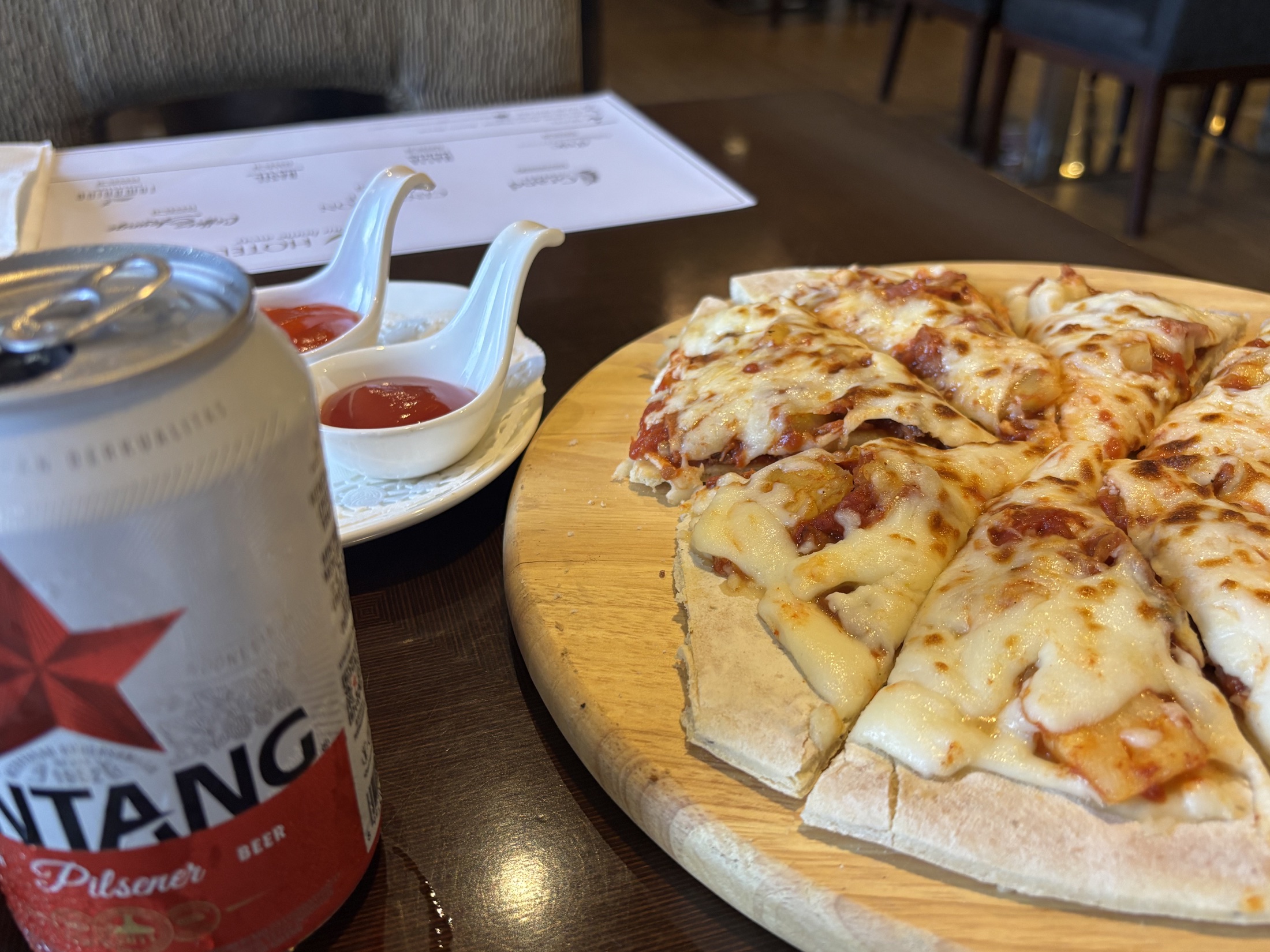 バタムで食べたピザとBintang Beer