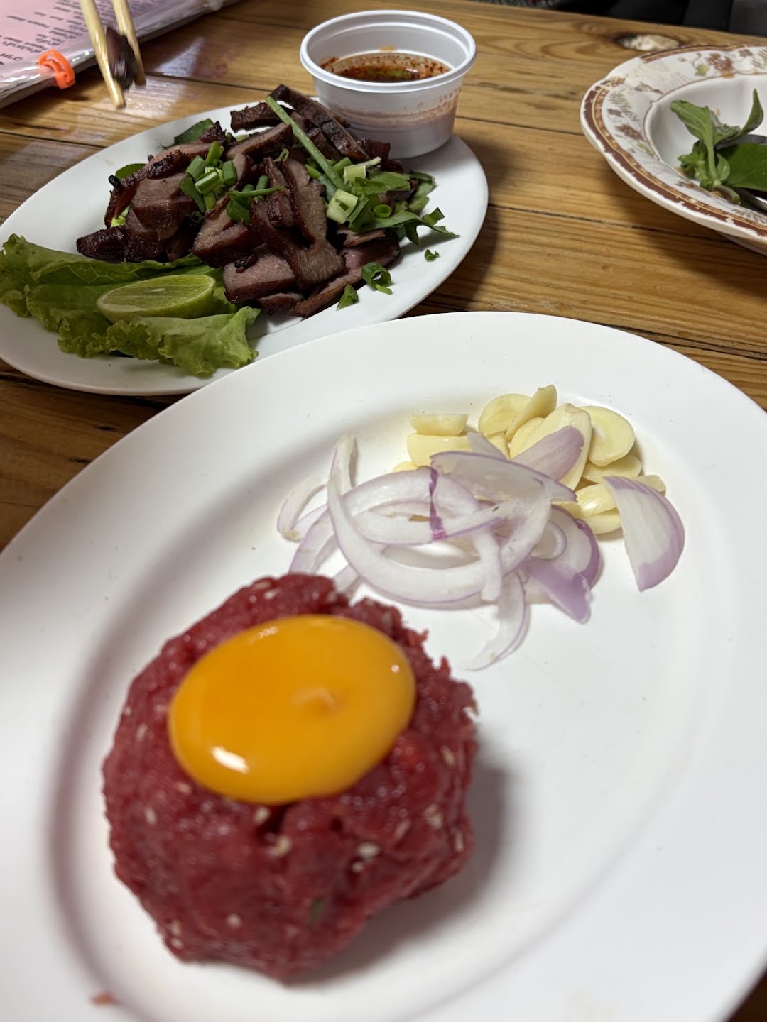 卵黄をのせた生の牛肉料理